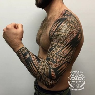  Tatouage maori, polynésien sur l'épaule et l'intégralité du bras
